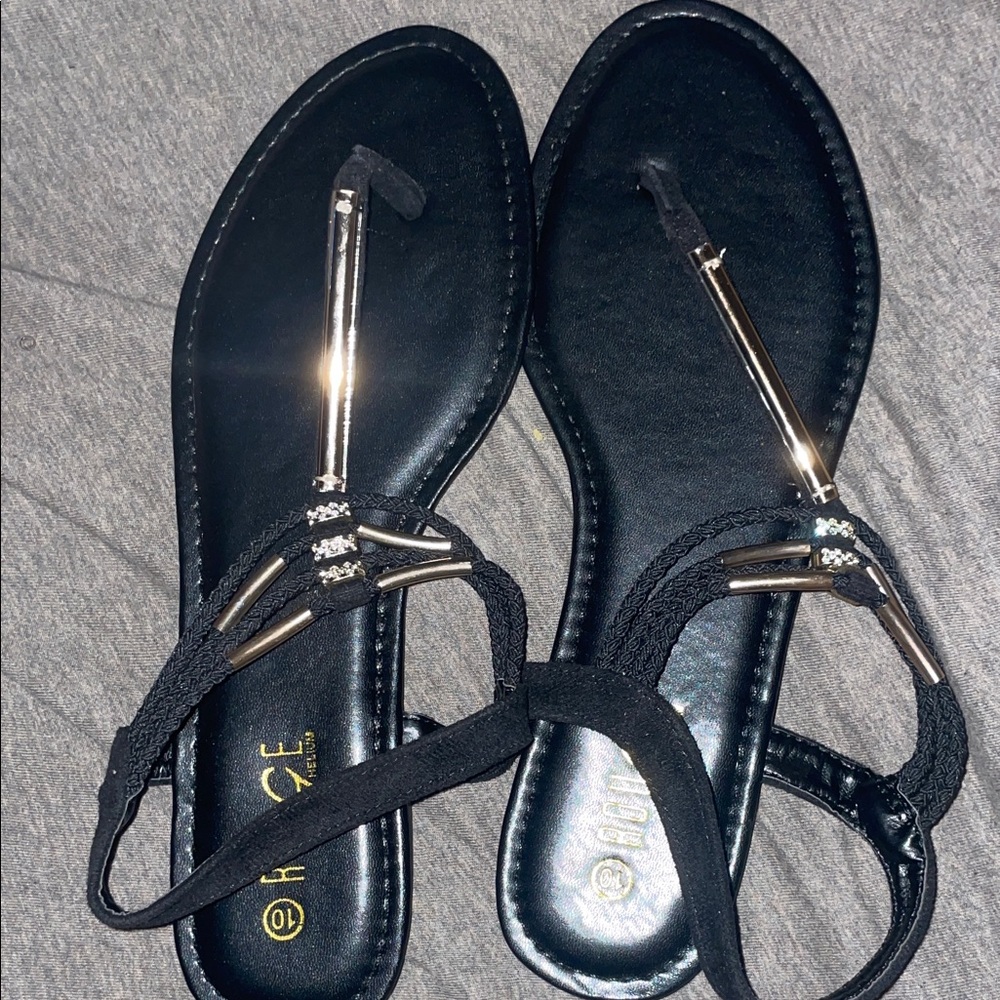 Erge Elegant Black Sandals with Metallic Highlights